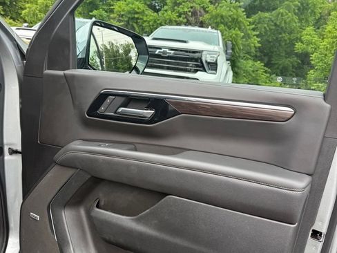 Used 2025 Chevrolet Suburban Premier AWD/4WD image 21