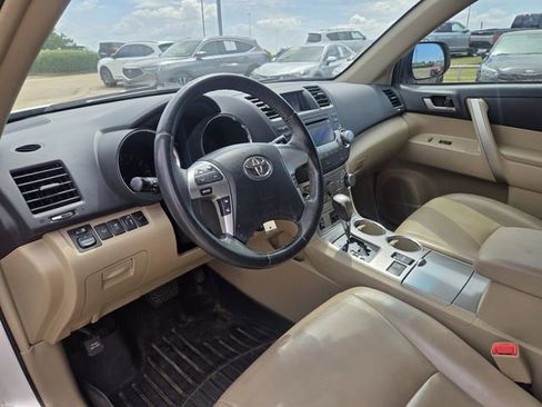 Used 2012 Toyota Highlander SE w/ Tow Pkg image 7