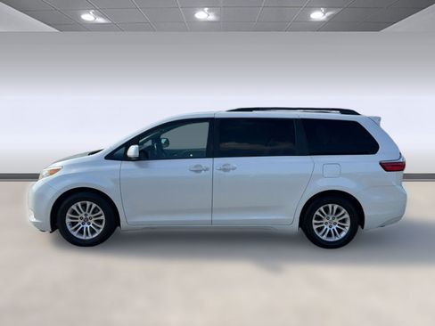 Used 2015 Toyota Sienna XLE Premium FWD image 2
