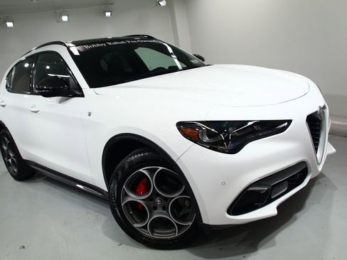 Used 2024 Alfa Romeo Stelvio Ti image 8