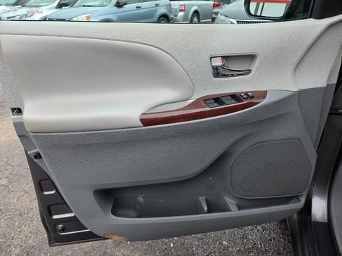 Used 2014 Toyota Sienna XLE w/ Entertainment Package FWD image 11