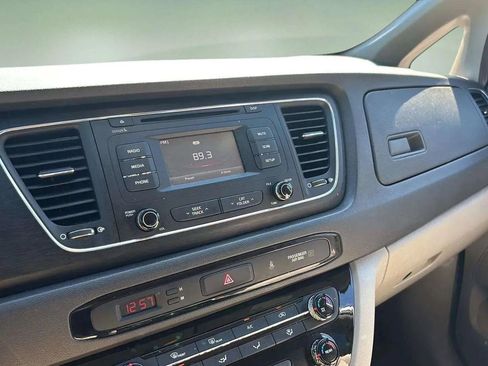 Used 2017 Kia Sedona LX image 36