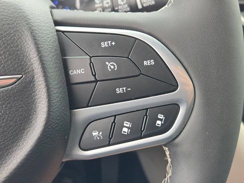 Used 2024 Chrysler Pacifica Touring-L AWD/4WD image 31