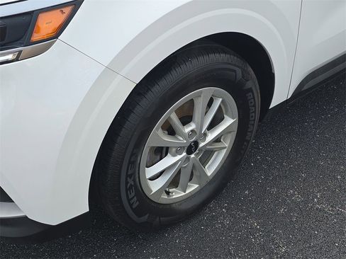 Used 2024 Kia Carnival LX image 16