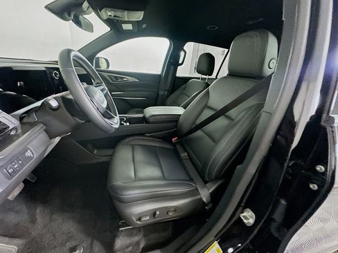 Used 2025 Chevrolet Traverse LT image 13