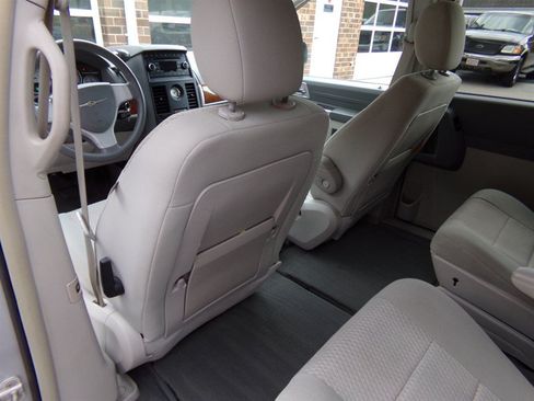 Used 2008 Chrysler Town & Country Touring FWD image 22