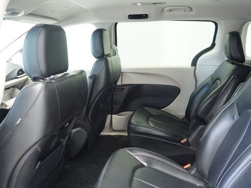 Used 2024 Chrysler Pacifica Select image 18