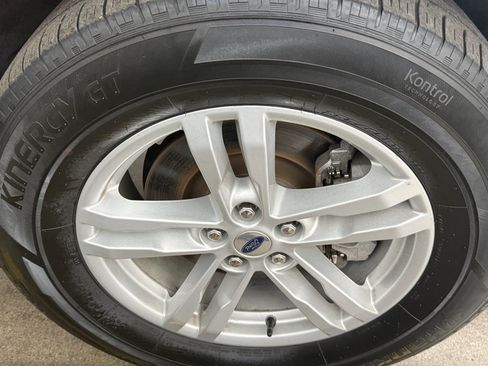 Used 2023 Ford Explorer XLT w/ Equipment Group 202A AWD/4WD image 29