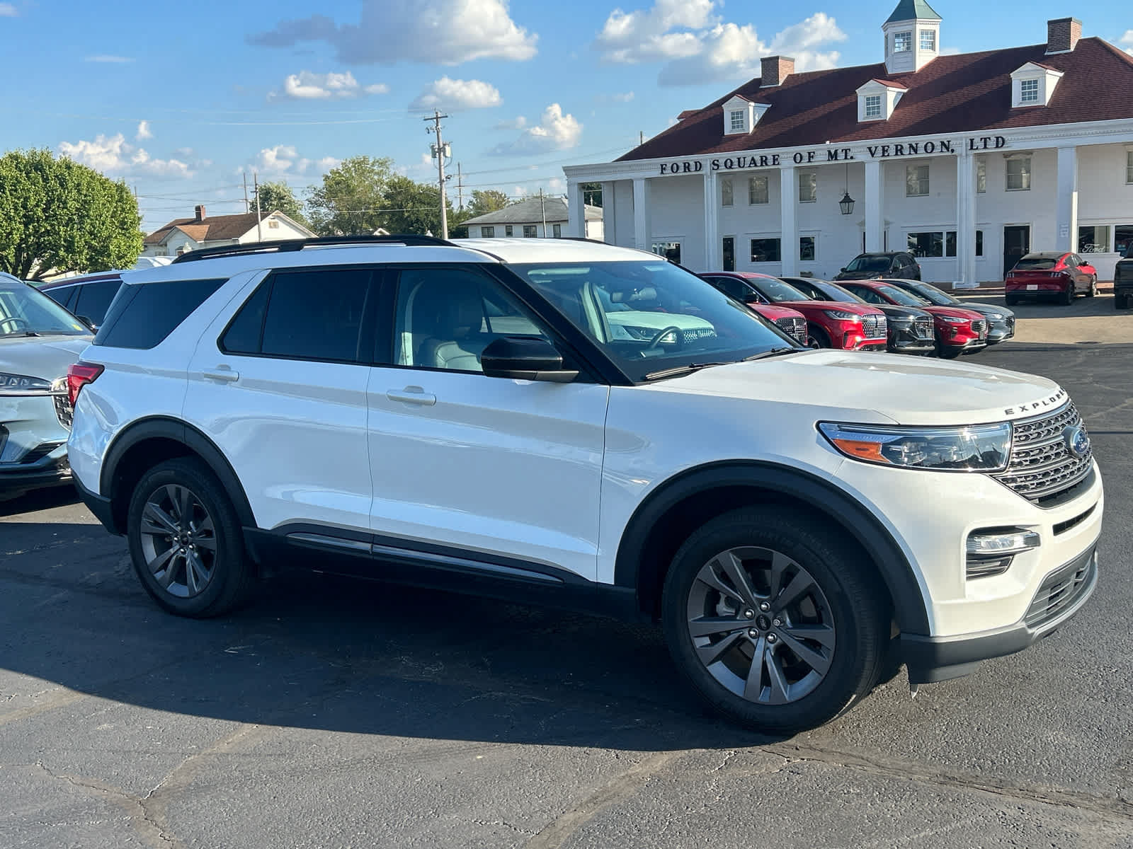 Used 2023 Ford Explorer XLT w/ Equipment Group 202A AWD/4WD image 3