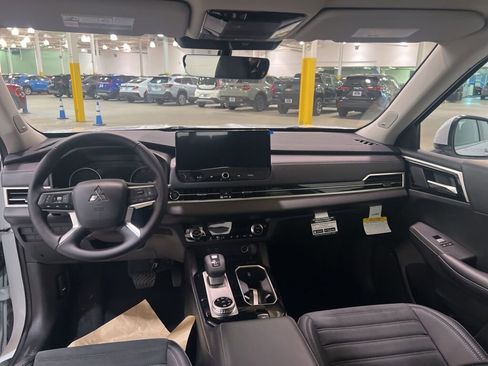 New 2025 Mitsubishi Outlander SE image 17