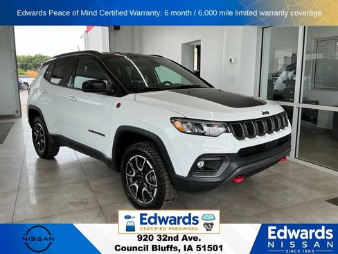 Used 2025 Jeep Compass Trailhawk AWD/4WD image 2