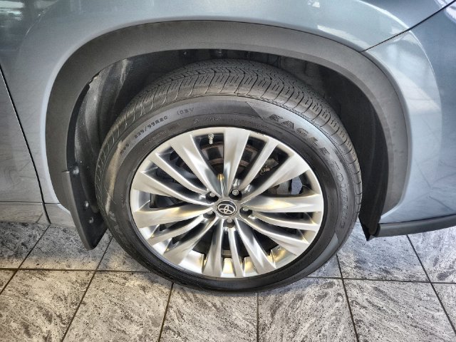 Used 2024 Toyota Highlander Platinum AWD/4WD image 10
