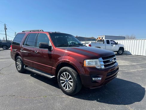 Used 2017 Ford Expedition XLT image 3