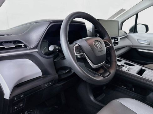 Certified 2026 Toyota Sienna XLE FWD image 4