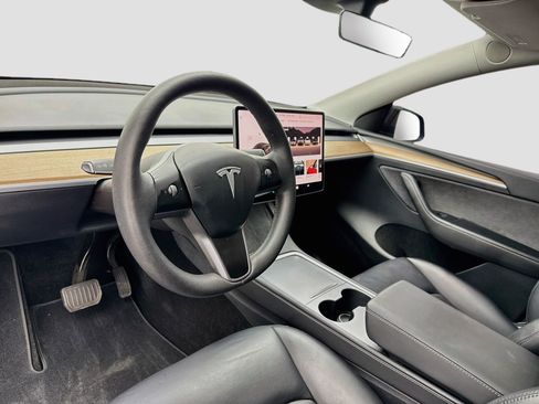 Used 2024 Tesla Model Y 2WD image 7