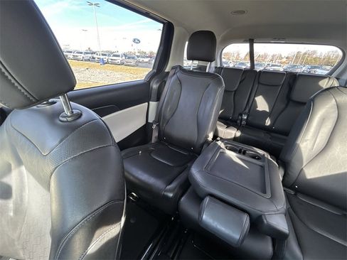 Used 2024 Kia Carnival LX image 14