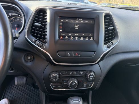 Certified 2020 Jeep Cherokee Latitude Plus w/ Cold Weather Group image 13