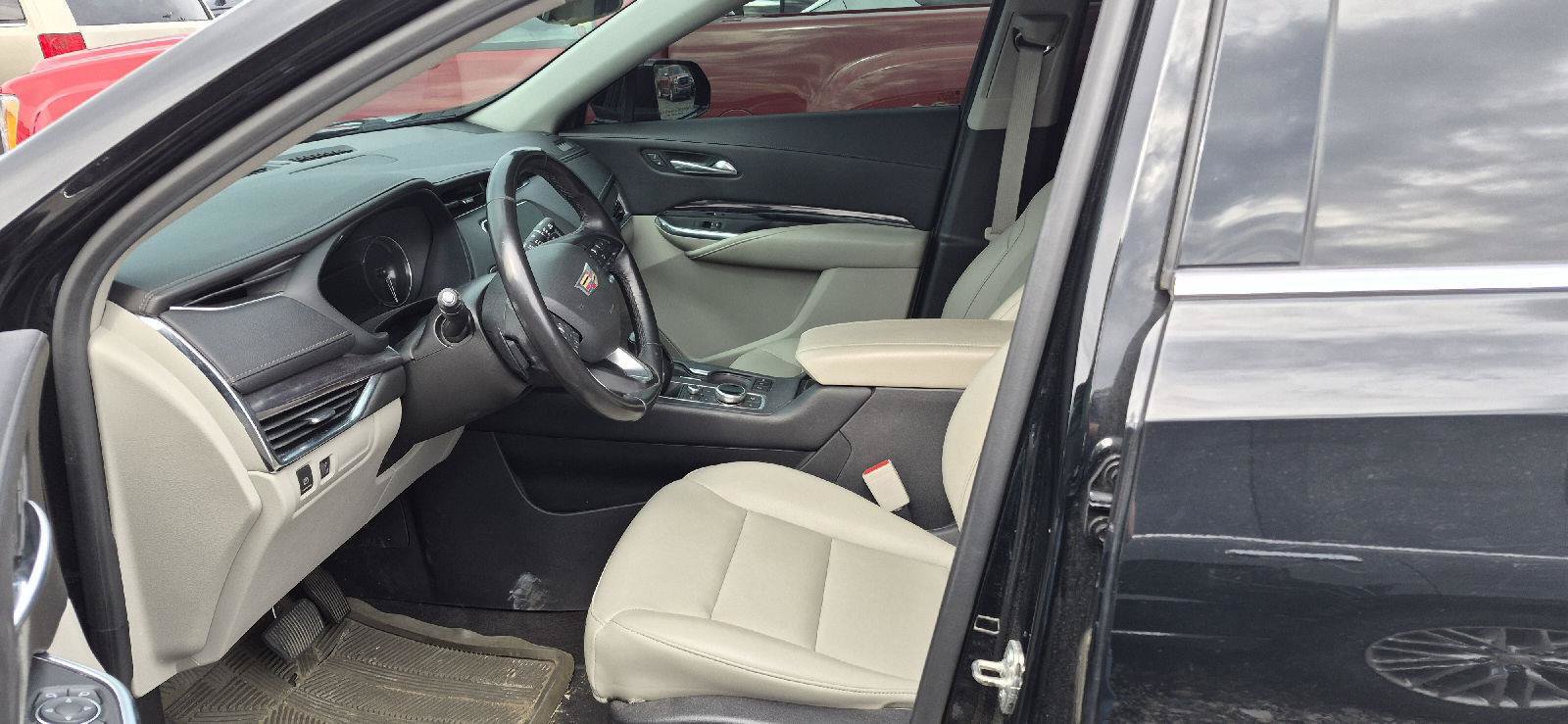 Used 2019 Cadillac XT4 Luxury w/ Cold Weather Package AWD/4WD image 4