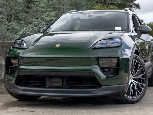 Certified 2025 Porsche Macan 4S Electric AWD/4WD image 7