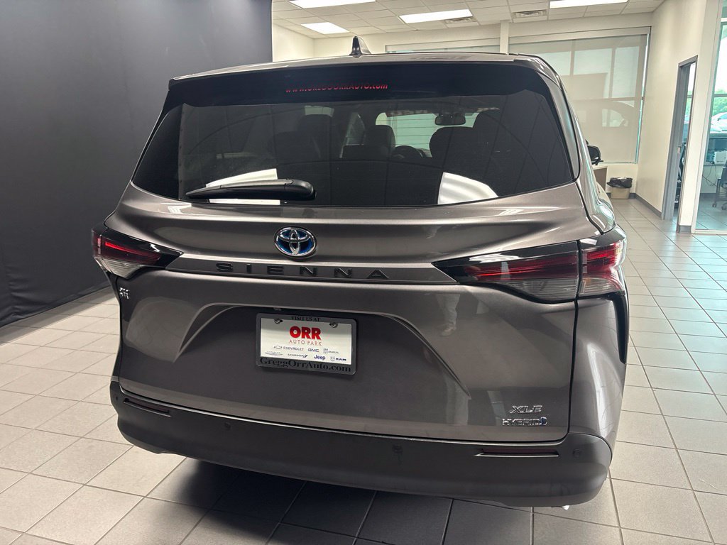 Used 2024 Toyota Sienna XLE FWD image 4