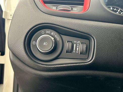 Used 2023 Jeep Renegade Latitude AWD/4WD image 14