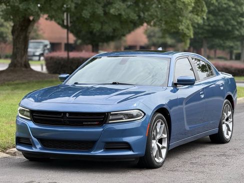 Used 2020 Dodge Charger SXT w/ Plus Group RWD image 3