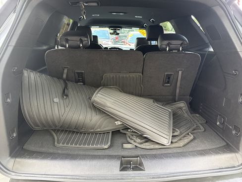 Used 2023 Chevrolet Traverse LT FWD image 18