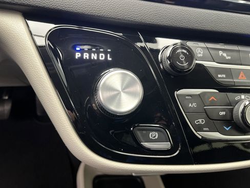 Used 2024 Chrysler Pacifica Touring-L image 25