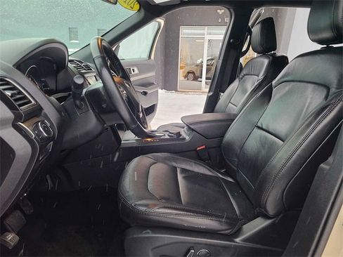 Used 2018 Ford Explorer XLT w/ Equipment Group 202A image 14