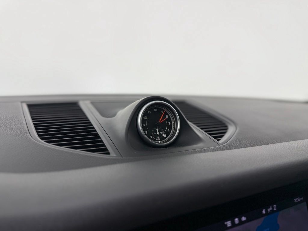 Certified 2021 Porsche Macan AWD/4WD image 29