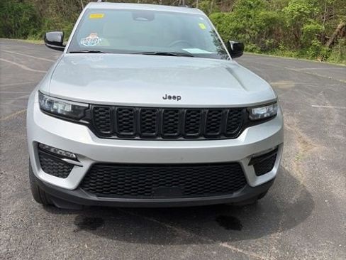 Used 2024 Jeep Grand Cherokee Limited w/ Black Appearance Package image 3