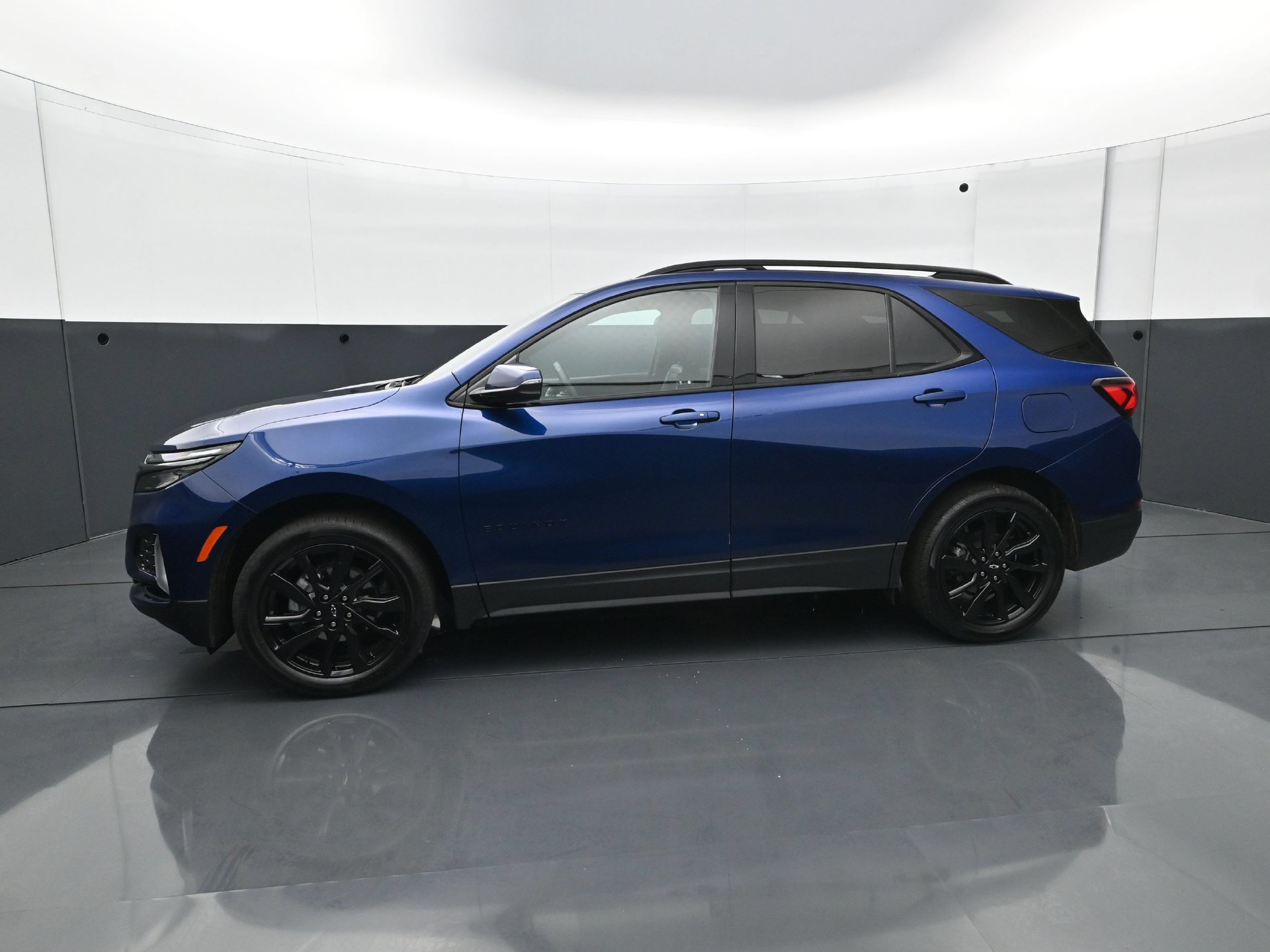 Used 2022 Chevrolet Equinox RS w/ RS Leather Package AWD/4WD image 3