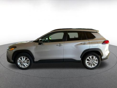 Used 2025 Toyota Corolla Cross LE image 9
