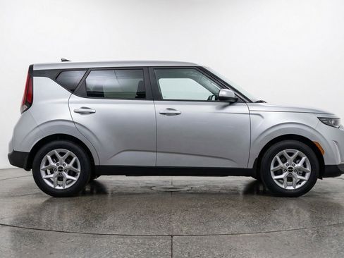 Used 2025 Kia Soul LX w/ LX Technology Package FWD image 11