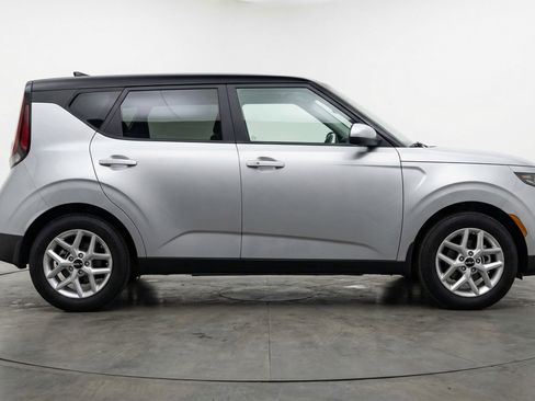 Used 2025 Kia Soul LX w/ LX Technology Package image 11