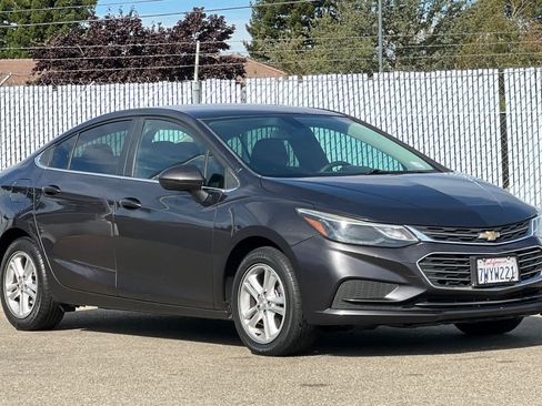 Used 2017 Chevrolet Cruze LT FWD image 7
