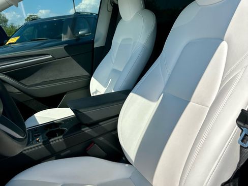 Used 2022 Tesla Model Y Long Range image 6