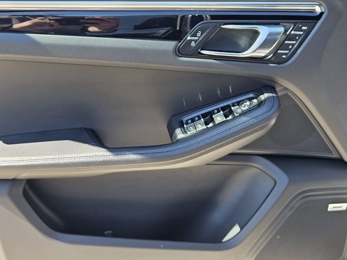 Certified 2026 Porsche Macan AWD/4WD image 22