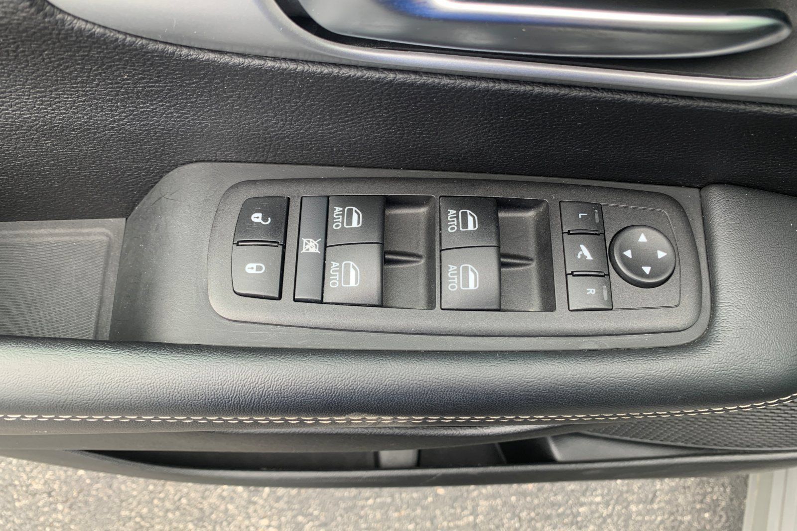 Used 2025 Chrysler Pacifica Limited FWD image 14