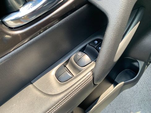 Used 2020 Nissan Rogue SV FWD image 18