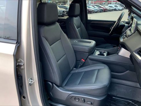 Used 2024 Chevrolet Suburban Z71 w/ Luxury Package image 9