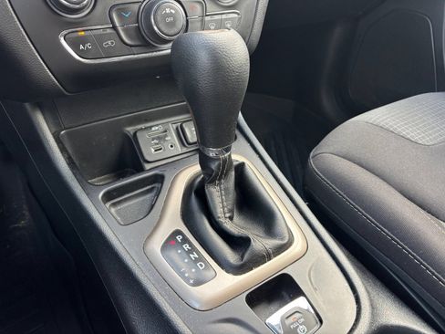 Used 2017 Jeep Cherokee Latitude FWD image 10