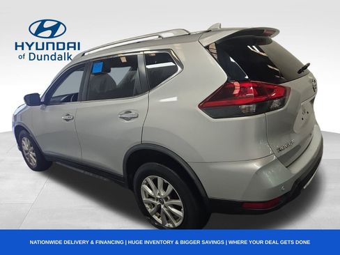 Used 2020 Nissan Rogue SV image 2