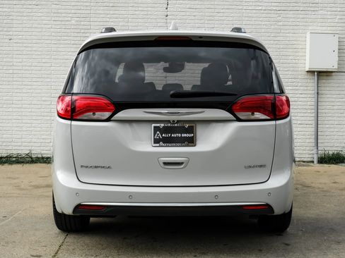 Used 2020 Chrysler Pacifica Limited w/ Advanced Safetytec Group FWD image 9
