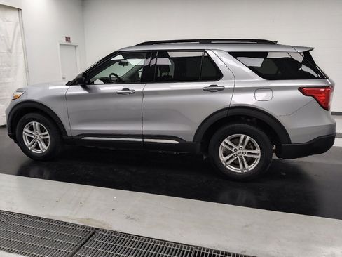 Used 2022 Ford Explorer XLT w/ Equipment Group 202A AWD/4WD image 3