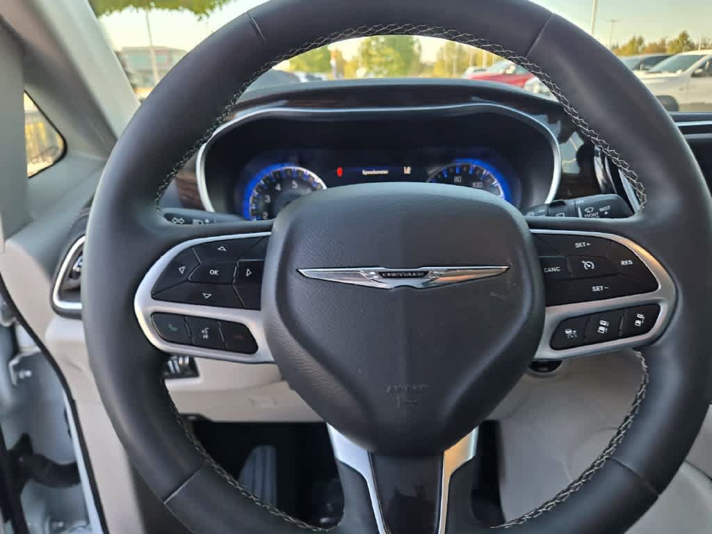 Used 2024 Chrysler Pacifica Limited FWD image 20