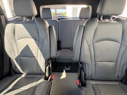 Used 2024 Buick Enclave Essence AWD/4WD image 25