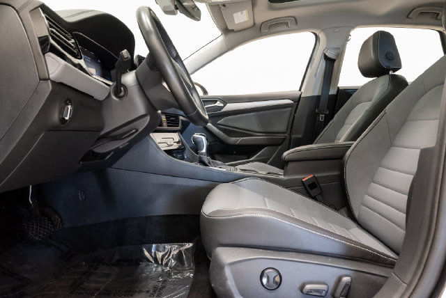 Used 2025 Volkswagen Jetta SE FWD image 12