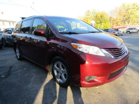 Used 2017 Toyota Sienna LE image 46