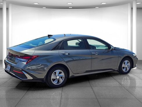 Certified 2025 Hyundai Elantra SE FWD image 6